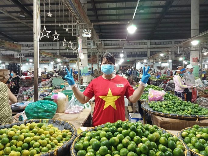 Chùm ảnh, clip: Các tiểu thương mặc áo cờ đỏ sao vàng, truyền thông điệp Đà Nẵng ơi, cố lên! - Ảnh 6. Chùm ảnh, clip: Các tiểu thương mặc áo cờ đỏ sao vàng, truyền thông điệp Đà Nẵng ơi, cố lên! - Ảnh 6.