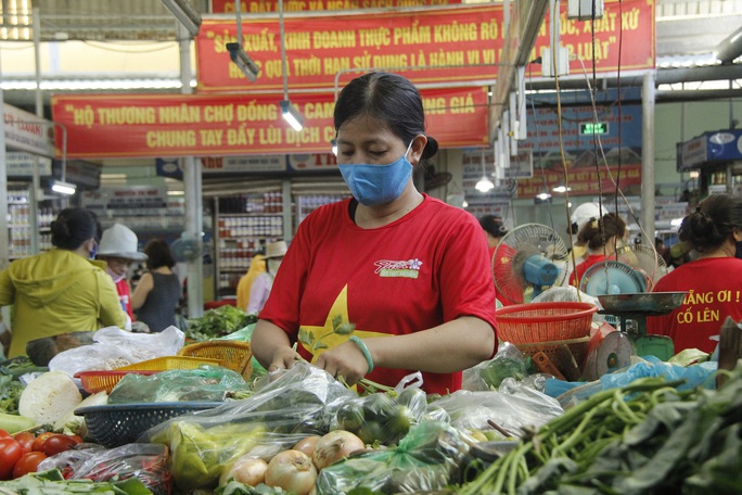 Chùm ảnh, clip: Các tiểu thương mặc áo cờ đỏ sao vàng, truyền thông điệp Đà Nẵng ơi, cố lên! - Ảnh 8. Chùm ảnh, clip: Các tiểu thương mặc áo cờ đỏ sao vàng, truyền thông điệp Đà Nẵng ơi, cố lên! - Ảnh 8.