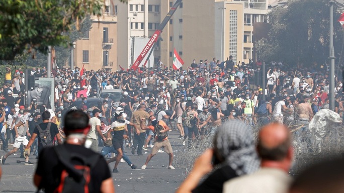 Biểu tình sau vụ nổ Beirut: Cảnh sát thiệt mạng, hàng trăm người bị thương - Ảnh 2.