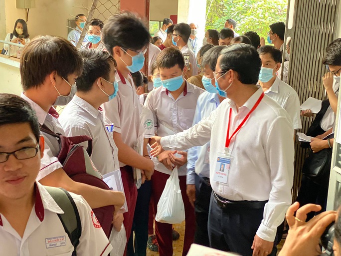 Bộ GD-ĐT kiểm tra thi tại TP HCM: Không có thí sinh liên quan Covid-19, TP chuẩn bị tốt - Ảnh 2. Bộ GD-ĐT kiểm tra thi tại TP HCM: Không có thí sinh liên quan Covid-19, TP chuẩn bị tốt - Ảnh 2.