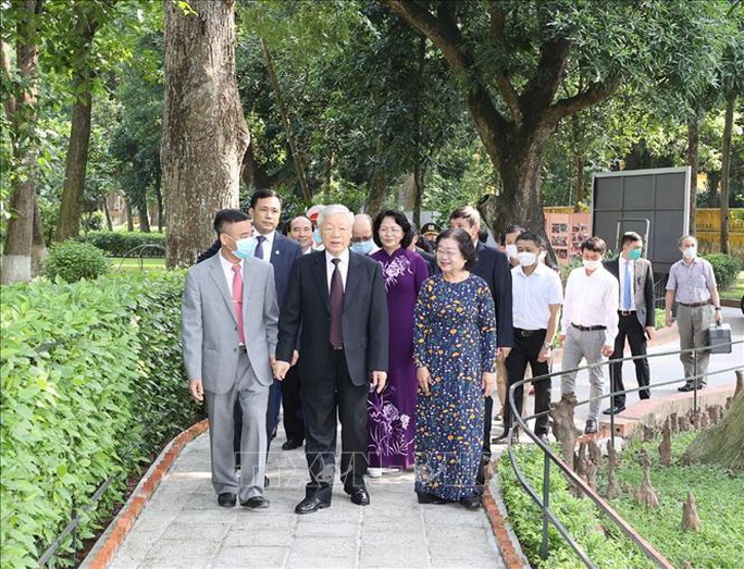 Tổng Bí thư, Chủ tịch nước dâng hương tưởng niệm Chủ tịch Hồ Chí Minh tại Nhà 67 - Ảnh 4.