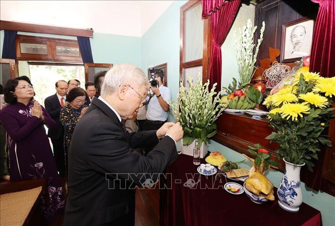 Tổng Bí thư, Chủ tịch nước dâng hương tưởng niệm Chủ tịch Hồ Chí Minh tại Nhà 67 - Ảnh 1.