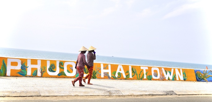 Đẹp ngỡ ngàng trước hàng trăm bức hoạ biến làng chài Phước Hải thay áo mới - Ảnh 1. Đẹp ngỡ ngàng trước hàng trăm bức hoạ biến làng chài Phước Hải thay áo mới - Ảnh 1.