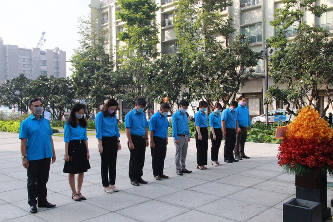 Lãnh đạo TP HCM dâng hoa, dâng hương Chủ tịch Hồ Chí Minh - Ảnh 8. Lãnh đạo TP HCM dâng hoa, dâng hương Chủ tịch Hồ Chí Minh - Ảnh 8.