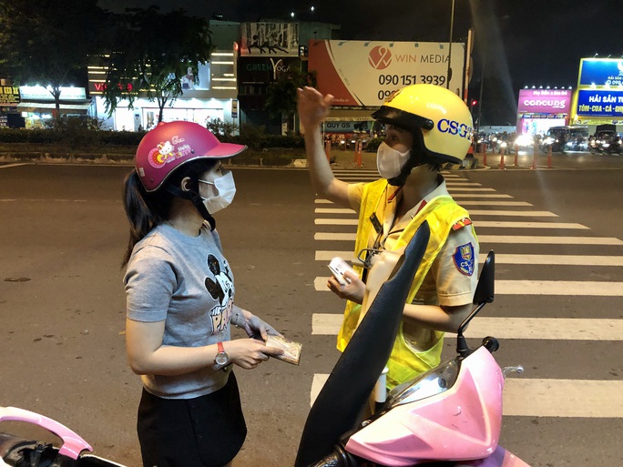 Lời nhắn nhủ ngọt lịm của nữ CSGT trên đường Phạm Văn Đồng - Ảnh 1.