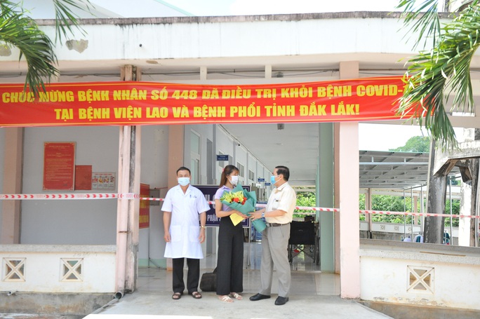 Nữ sinh viên 3 lần âm tính rồi dương tính SARS-CoV-2 được xuất viện - Ảnh 1. Nữ sinh viên 3 lần âm tính rồi dương tính SARS-CoV-2 được xuất viện - Ảnh 1.