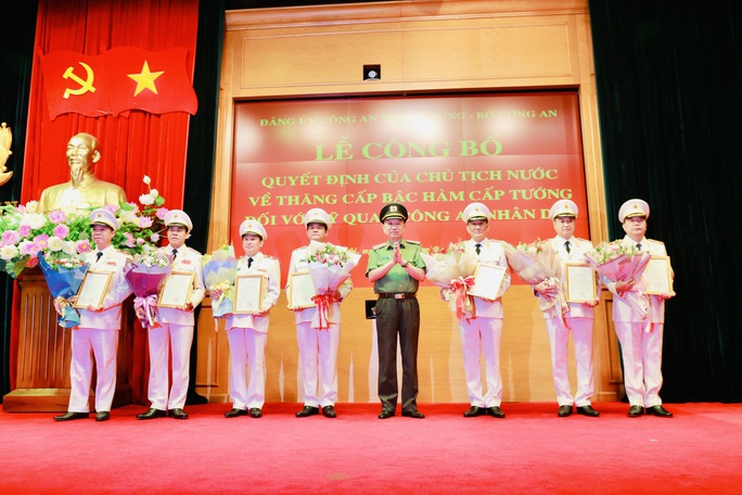 Giám đốc Công an tỉnh Thanh Hóa được thăng thiếu tướng - Ảnh 2. Giám đốc Công an tỉnh Thanh Hóa được thăng thiếu tướng - Ảnh 2.