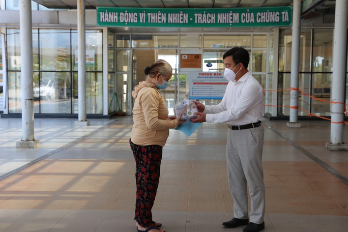 Bệnh nhân liệt nửa người ở Quảng Nam kèm nhiều bệnh nền nặng chiến thắng Covid-19 - Ảnh 1. Bệnh nhân liệt nửa người ở Quảng Nam kèm nhiều bệnh nền nặng chiến thắng Covid-19 - Ảnh 1.