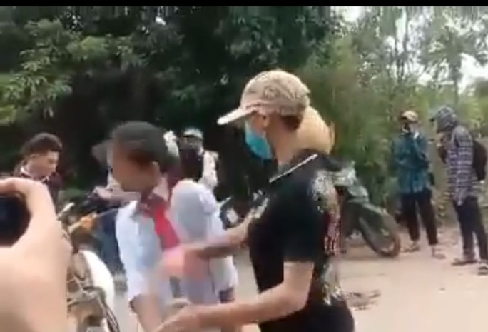 Nữ sinh lớp 7 bị đàn chị xưng là Thảo đại bàngchặn đánh trên đường đi học về - Ảnh 1. Nữ sinh lớp 7 bị đàn chị xưng là Thảo đại bàngchặn đánh trên đường đi học về - Ảnh 1.