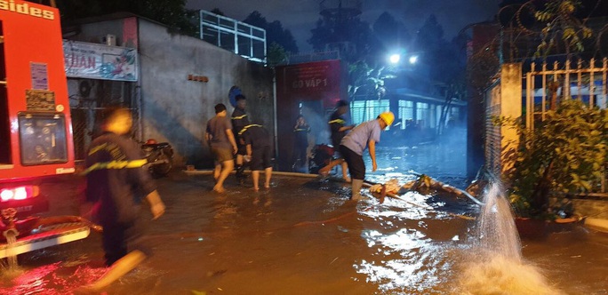 Clip: Công an, dân phòng TP HCM “giải cứu” nhiều phương tiện ngập sâu sau trận mưa kéo dài - Ảnh 4. Clip: Công an, dân phòng TP HCM “giải cứu” nhiều phương tiện ngập sâu sau trận mưa kéo dài - Ảnh 4.