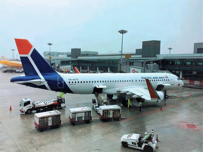 Hơn 240 người Việt từ Malaysia về nước tại sân bay Cam Ranh - Ảnh 2. Hơn 240 người Việt từ Malaysia về nước tại sân bay Cam Ranh - Ảnh 2.
