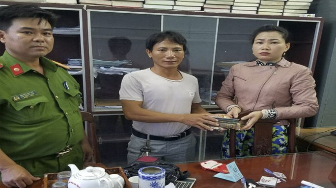 Nhặt được 87 triệu đồng cùng nhiều tài sản, người buôn bán ve chai trả lại cho người bị mất - Ảnh 1.