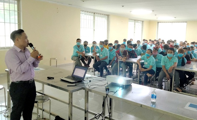 Bình Phước: Hơn 200 công nhân được tuyên truyền về an toàn giao thông - Ảnh 1. Bình Phước: Hơn 200 công nhân được tuyên truyền về an toàn giao thông - Ảnh 1.