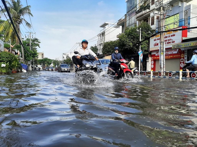 Cảnh báo mới nhất: Mưa lớn và triều cường cùng lúc đe dọa nhiều khu dân cư TP HCM - Ảnh 1.