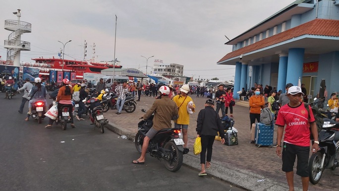 Ảnh hưởng mưa bão, tàu cao tốc ra vô Phú Quốc nhận tin mới - Ảnh 2. Ảnh hưởng mưa bão, tàu cao tốc ra vô Phú Quốc nhận tin mới - Ảnh 2.