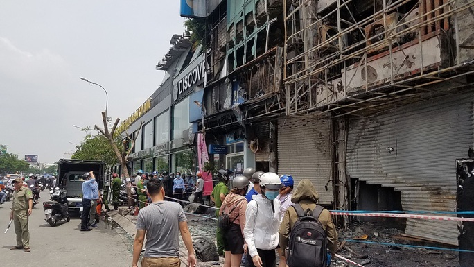 Đưa người đàn ông nghi đốt phòng giao dịch Eximbank đi thực nghiệm hiện trường - Ảnh 2.