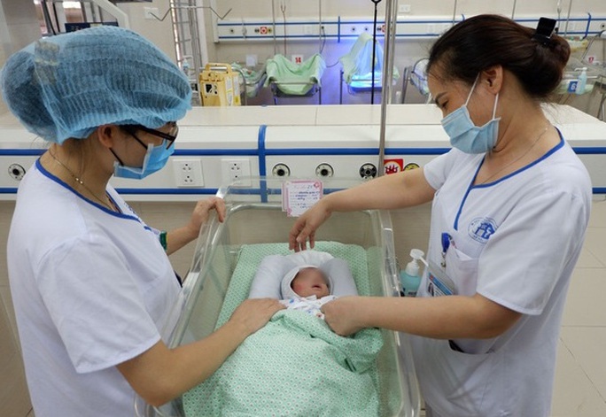Bé sơ sinh là thai nhi 31 tuần tuổi bị phá bỏ xuất viện, về tổ ấm mới - Ảnh 2.