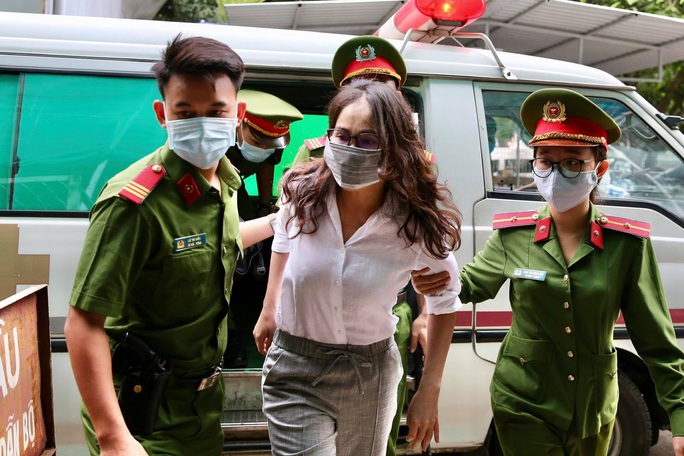 Hình ảnh ông Nguyễn Thành Tài và bà chủ Công ty Hoa Tháng Năm ở phiên tòa sáng 17-9 - Ảnh 4.