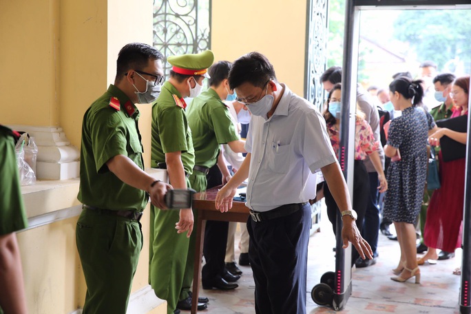 Hình ảnh ông Nguyễn Thành Tài và bà chủ Công ty Hoa Tháng Năm ở phiên tòa sáng 17-9 - Ảnh 5.