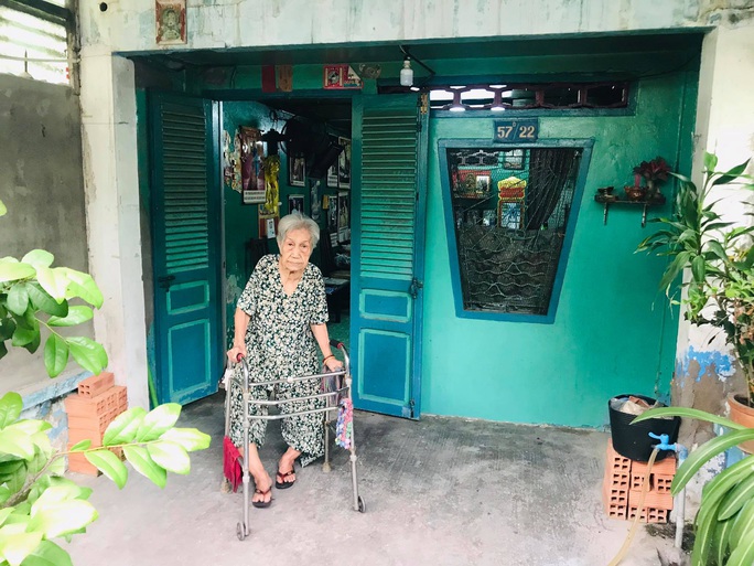 Mai Vàng nhân ái thăm nghệ sĩ lão thành Hoàng Vân và nghệ sĩ Diễm Trinh - Ảnh 8. Mai Vàng nhân ái thăm nghệ sĩ lão thành Hoàng Vân và nghệ sĩ Diễm Trinh - Ảnh 8.