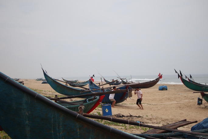 Quảng Nam cho học sinh nghỉ học tránh bão, ngư dân gấp rút đưa tàu thuyền lên bờ - Ảnh 6. Quảng Nam cho học sinh nghỉ học tránh bão, ngư dân gấp rút đưa tàu thuyền lên bờ - Ảnh 6.