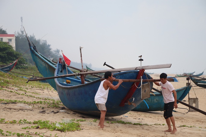 Quảng Nam cho học sinh nghỉ học tránh bão, ngư dân gấp rút đưa tàu thuyền lên bờ - Ảnh 5. Quảng Nam cho học sinh nghỉ học tránh bão, ngư dân gấp rút đưa tàu thuyền lên bờ - Ảnh 5.