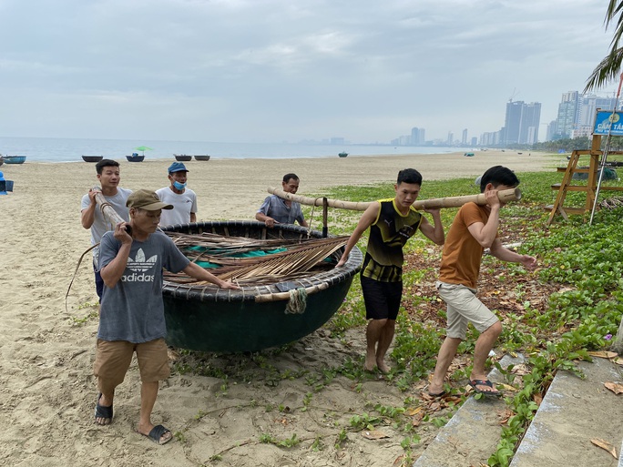 Miền Trung: Người dân hối hả chạy đua chống bão số 5 - Ảnh 12.