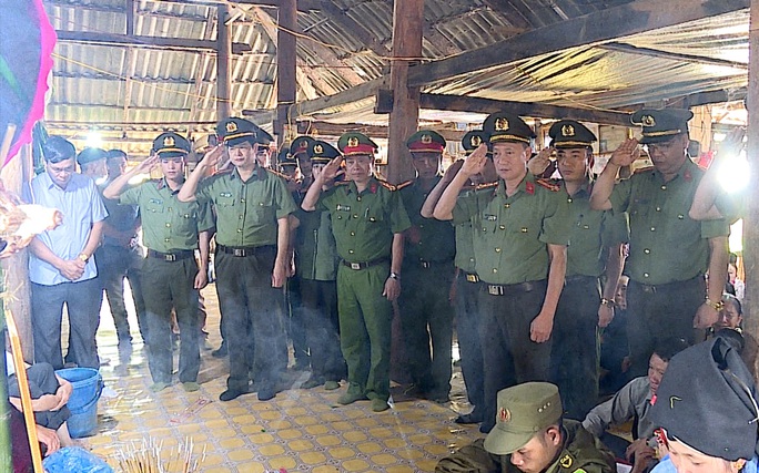 Bộ trưởng Tô Lâm biểu dương sự dũng cảm hi sinh của công an viên - Ảnh 1. Bộ trưởng Tô Lâm biểu dương sự dũng cảm hi sinh của công an viên - Ảnh 1.