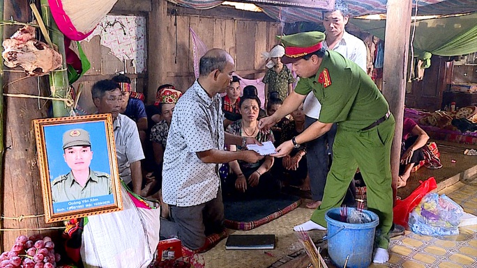 Bộ trưởng Tô Lâm biểu dương sự dũng cảm hi sinh của công an viên - Ảnh 2. Bộ trưởng Tô Lâm biểu dương sự dũng cảm hi sinh của công an viên - Ảnh 2.