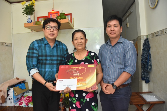 Mai Vàng nhân ái thăm nghệ sĩ lão thành Hoàng Vân và nghệ sĩ Diễm Trinh - Ảnh 1. Mai Vàng nhân ái thăm nghệ sĩ lão thành Hoàng Vân và nghệ sĩ Diễm Trinh - Ảnh 1.