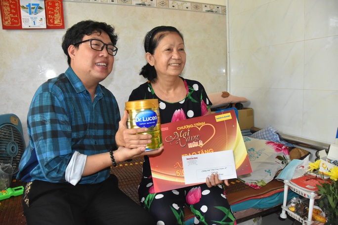 Mai Vàng nhân ái thăm nghệ sĩ lão thành Hoàng Vân và nghệ sĩ Diễm Trinh - Ảnh 4. Mai Vàng nhân ái thăm nghệ sĩ lão thành Hoàng Vân và nghệ sĩ Diễm Trinh - Ảnh 4.