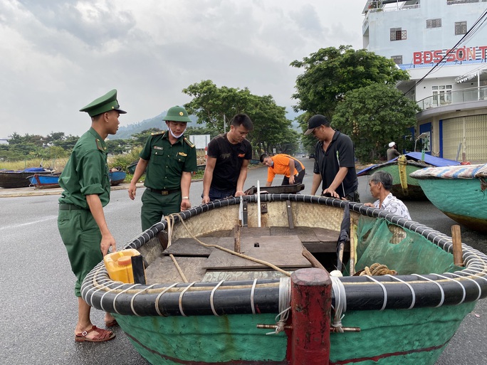 Miền Trung: Người dân hối hả chạy đua chống bão số 5 - Ảnh 6.