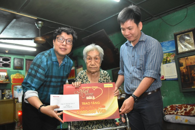 Mai Vàng nhân ái thăm nghệ sĩ lão thành Hoàng Vân và nghệ sĩ Diễm Trinh - Ảnh 6. Mai Vàng nhân ái thăm nghệ sĩ lão thành Hoàng Vân và nghệ sĩ Diễm Trinh - Ảnh 6.