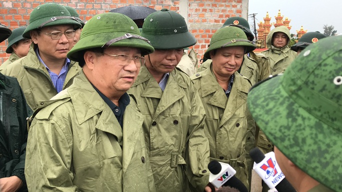 Phó Thủ tướng Trịnh Đình Dũng kiểm tra phòng chống bão: Thời gian vàng hạn chế thấp nhất thiệt hại của dân - Ảnh 1. Phó Thủ tướng Trịnh Đình Dũng kiểm tra phòng chống bão: Thời gian vàng hạn chế thấp nhất thiệt hại của dân - Ảnh 1.
