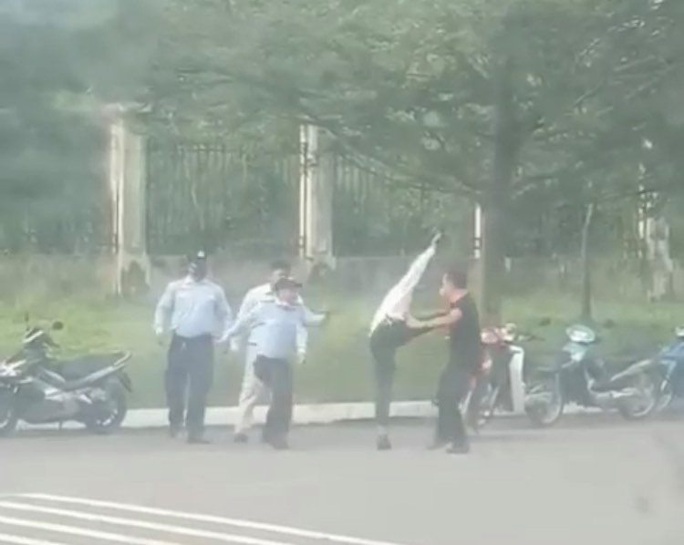 Phó giám đốc cùng nhân viên đánh hội đồng người dân ở Đồng Nai - Ảnh 2. Phó giám đốc cùng nhân viên đánh hội đồng người dân ở Đồng Nai - Ảnh 2.
