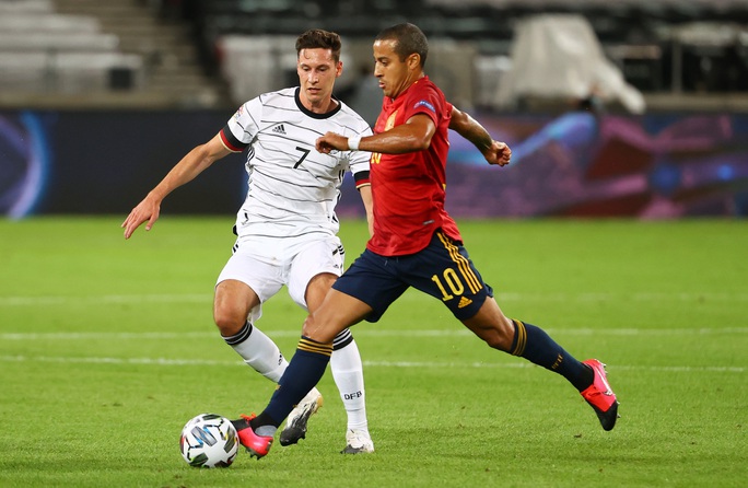 Thiago Alcantara cập bến Anfield, dàn sao Liverpool hoảng hốt - Ảnh 6.