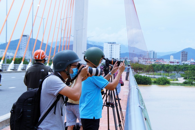 Da Nang: People are eager to see the 55-year-old bridge lift the rhythm of ships and boats - Photo 4.