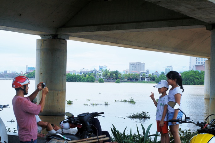 Da Nang: People are eager to see the 55-year-old bridge pick up the pace of ships and boats - Photo 5.