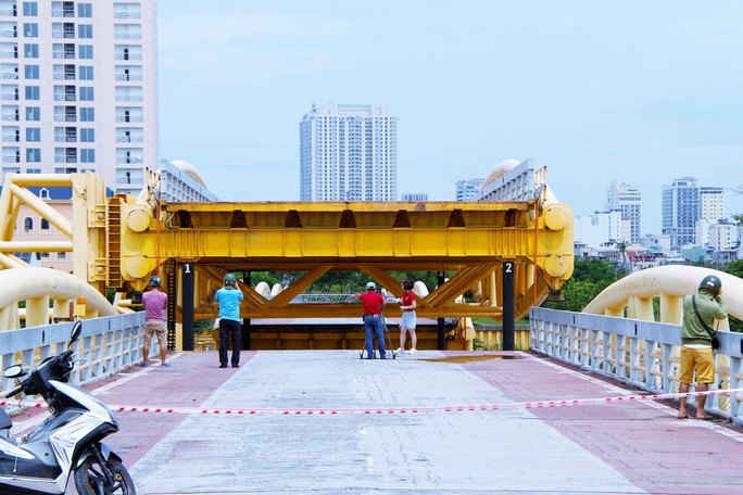 Da Nang: People are eager to see the 55-year-old bridge lift the rhythm of ships and boats - Photo 6.