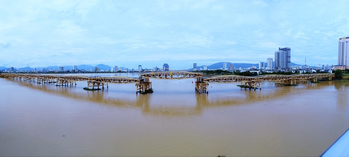 Da Nang: People are eager to see the 55-year-old bridge pick up the pace of ships and boats - Photo 10.