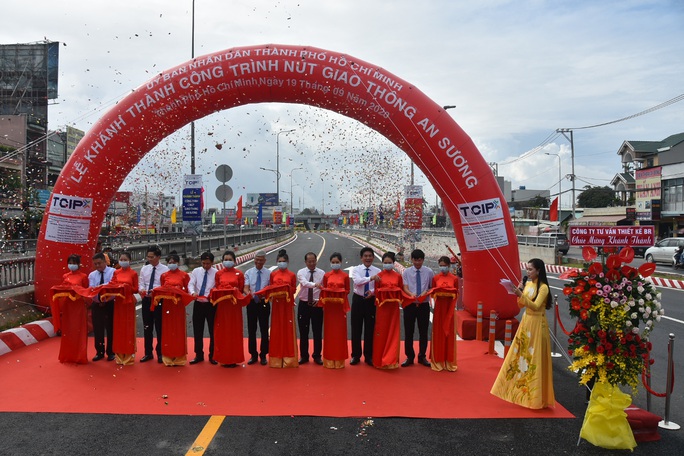 Vạn người vui trong ngày khánh thành nút giao thông An Sương - Ảnh 4. Vạn người vui trong ngày khánh thành nút giao thông An Sương - Ảnh 4.