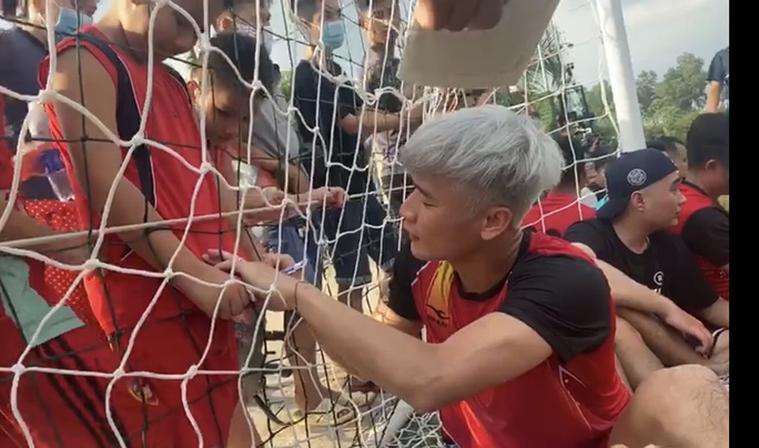 Bùi Tiến Dũng đối đầu Anh Vi cá Quách Ngọc Tuyên trong ngày đồng đội khai trương sân bóng - Ảnh 3. Bùi Tiến Dũng đối đầu Anh Vi cá Quách Ngọc Tuyên trong ngày đồng đội khai trương sân bóng - Ảnh 3.