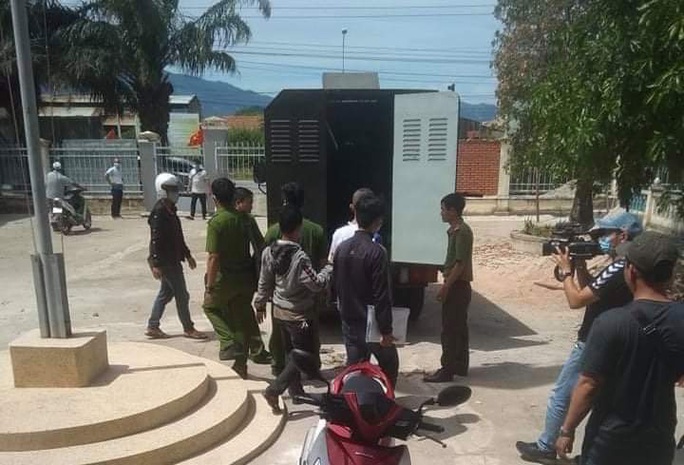 Bắt tạm giam 2 đối tượng đánh trọng thương 2 nhân viên trạm thu phí BOT Ninh Xuân - Ảnh 1. Bắt tạm giam 2 đối tượng đánh trọng thương 2 nhân viên trạm thu phí BOT Ninh Xuân - Ảnh 1.