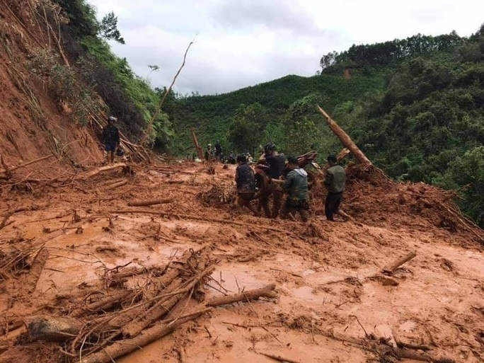 16 villagers overnight leading a girl through 22 km of a forest road to go to the emergency room - Photo 4.