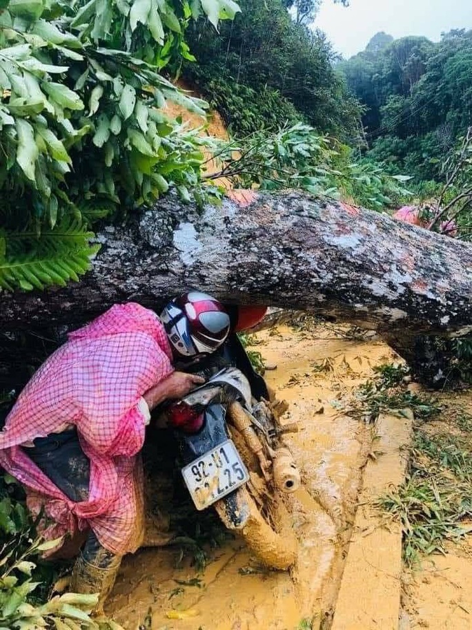 16 villagers at night taking a girl through 22 km of a forest road to go to the emergency room - Photo 3.