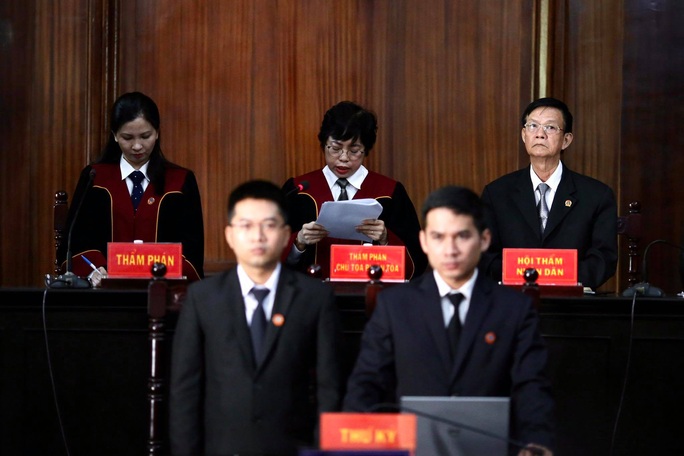 Hình ảnh, tình tiết đáng chú ý ở phiên tòa xét xử ông Nguyễn Thành Tài và bà chủ Hoa Tháng Năm - Ảnh 1.