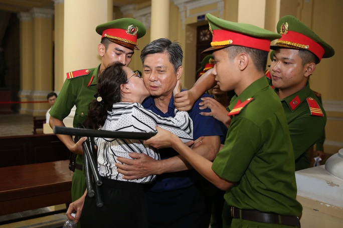 Hình ảnh, tình tiết đáng chú ý ở phiên tòa xét xử ông Nguyễn Thành Tài và bà chủ Hoa Tháng Năm - Ảnh 8.