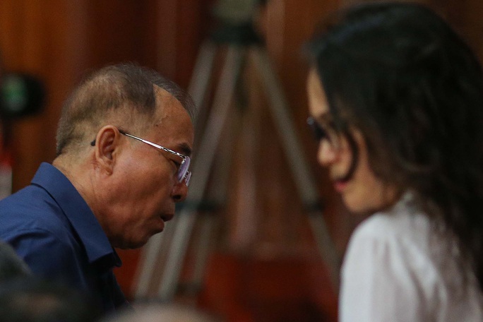Hình ảnh, tình tiết đáng chú ý ở phiên tòa xét xử ông Nguyễn Thành Tài và bà chủ Hoa Tháng Năm - Ảnh 5.