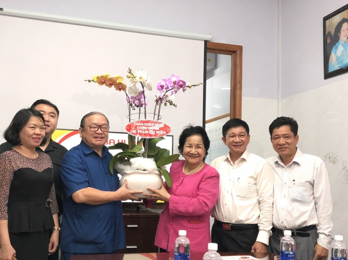 Nữ hoàng hột vịt Ba Huân được mời dạy nông dân cách nuôi gà hiệu quả - Ảnh 4. Nữ hoàng hột vịt Ba Huân được mời dạy nông dân cách nuôi gà hiệu quả - Ảnh 4.