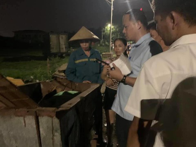 Bé gái xinh xắn bị bỏ rơi trong xe chở rác kèm lời nhắn con khổ quá - Ảnh 1. Bé gái xinh xắn bị bỏ rơi trong xe chở rác kèm lời nhắn con khổ quá - Ảnh 1.